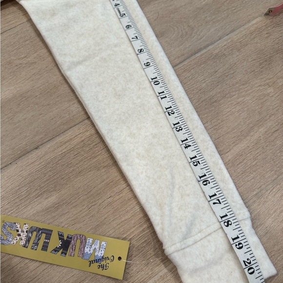 Muk Luks White Pajama / Sweats Set with Red Floral Design NWT - Picture 10 of 16